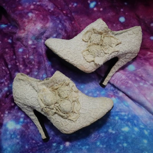 Mojo Moxy Shoes - 3/$20 LACE ANKLE BOOTS Sz 6 Dolce Mojo Moxie Floral Lace Booties Bridal Winter
